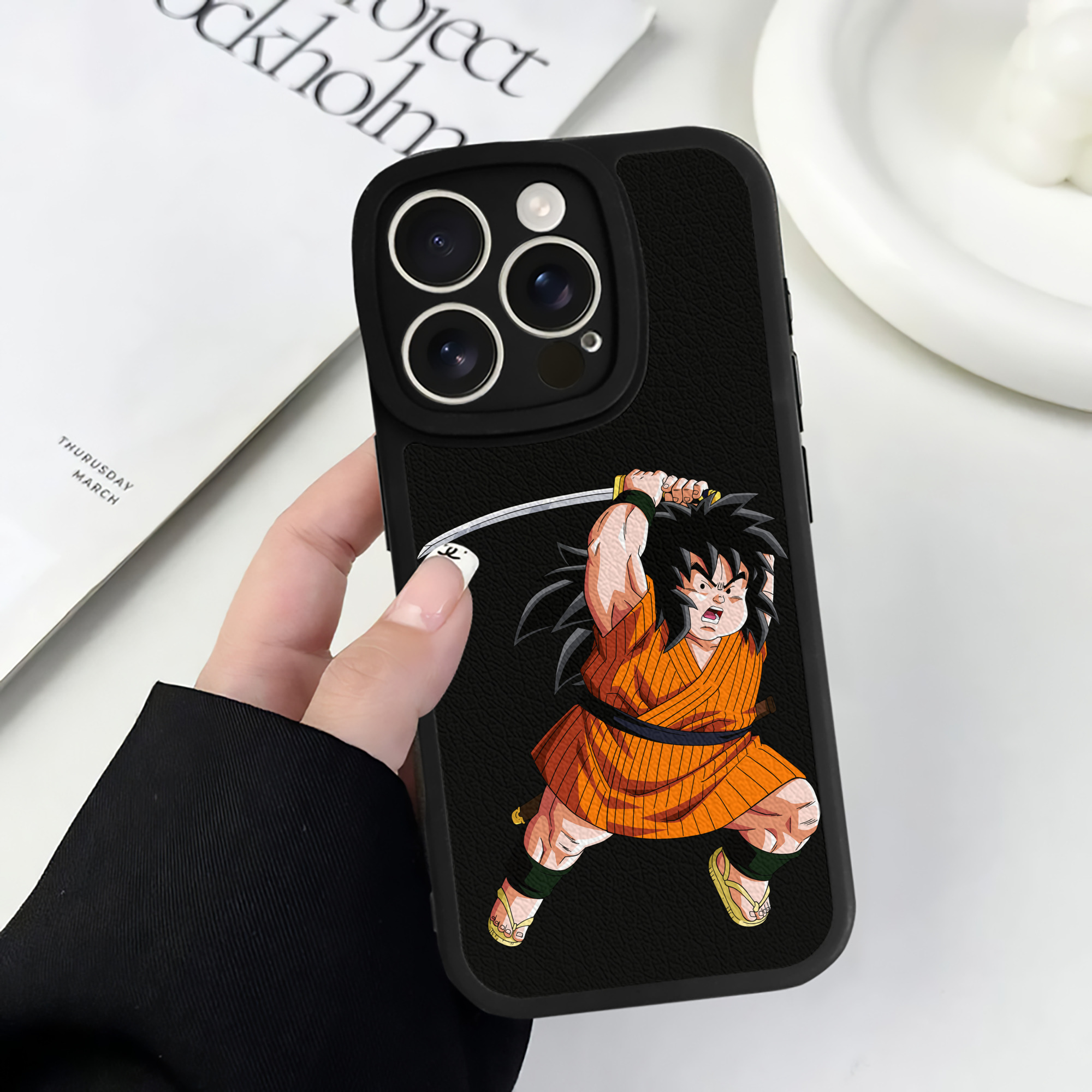 （画像用） ドラゴンボール やじろべえ DRAGON BALL Yajirobe 【iPhone 16シリーズ対応】シリコンスマホケース（レザー調） 材質：シリコン